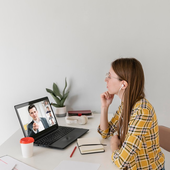 woman talking to a therapist on a laptop