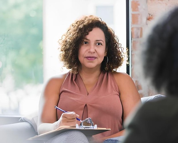 woman talking to a therapist